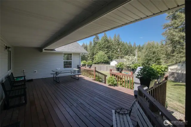 Large covered deck in back