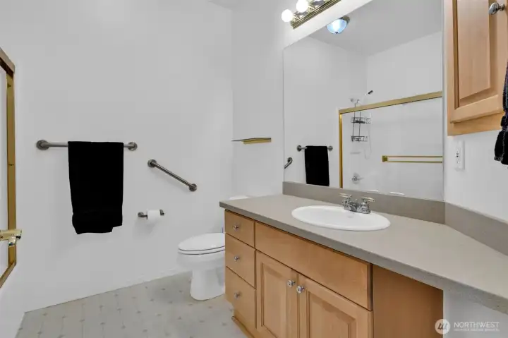 Hall bath next to 2nd bedroom