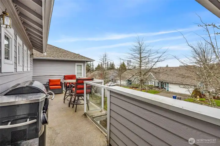 N/E exposure deck off living room