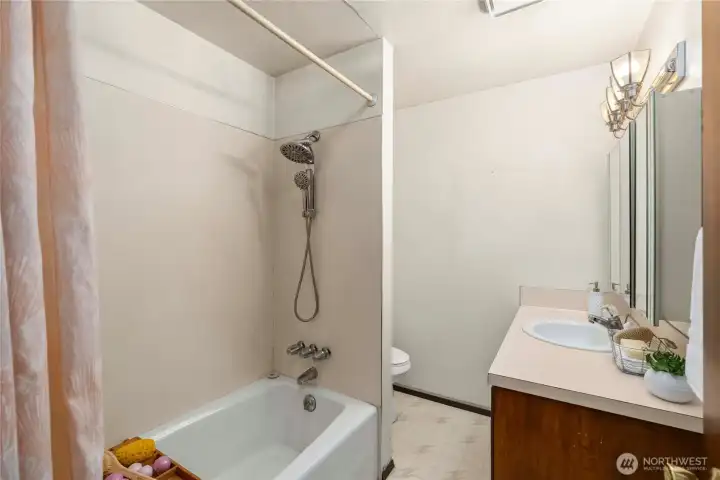 Full bathroom located in the hall near all bedrooms.
