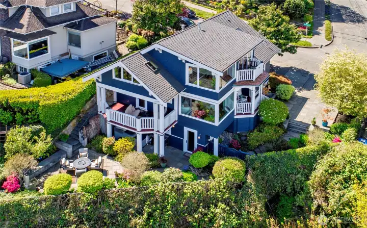 Beautiful Craftsman of superior quality construction.