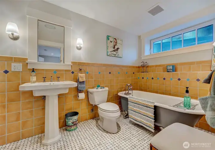 Gorgeous clawfoot tub.