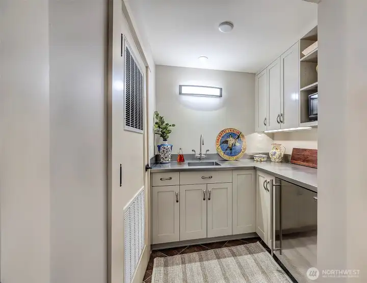 Wet bar/second kitchen.
