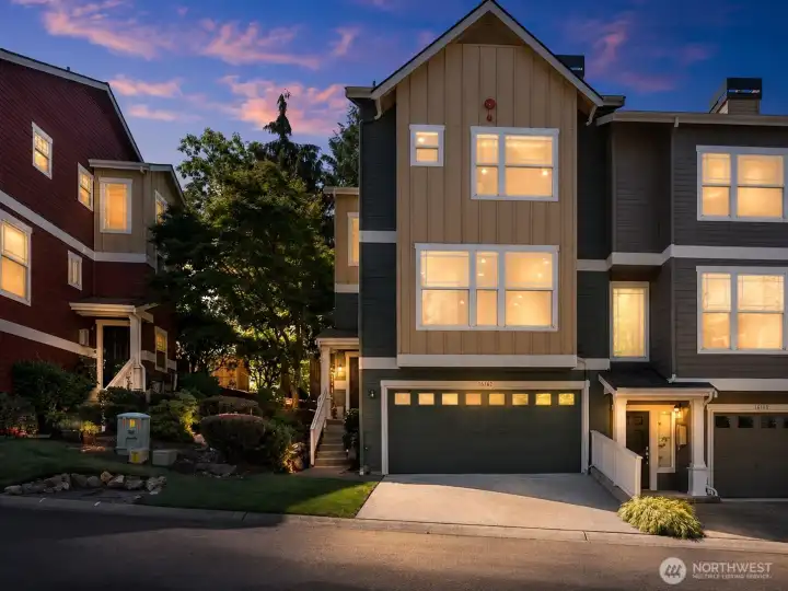 Welcome to this flexible Meadowview Village end-unit townhome in the heart of Redmond!