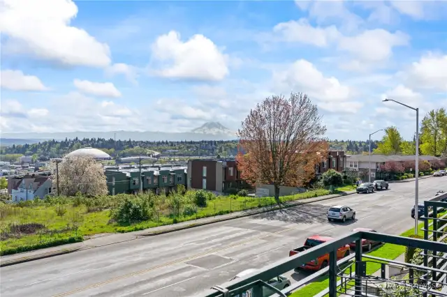 Beautiful panoramic city and mountain views!