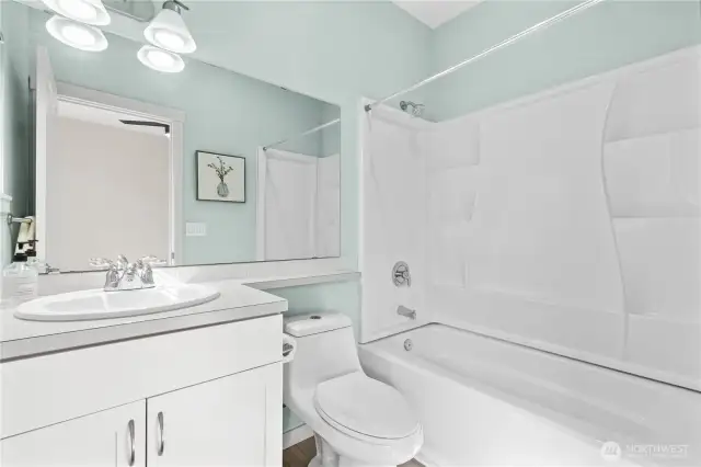 Full bathroom in the 2nd bedroom.