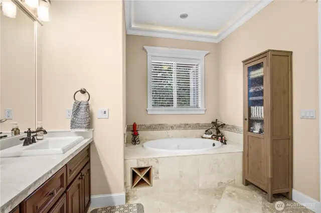 en-suite bathroom with double vanity bathtub right