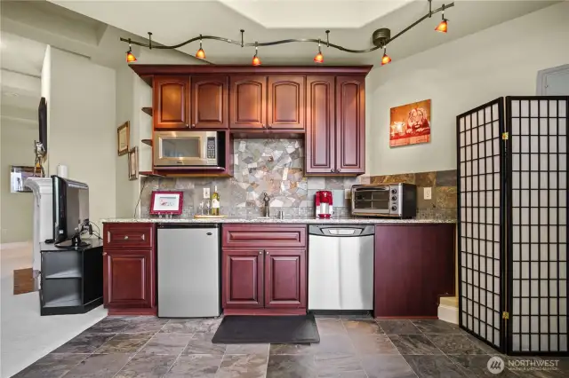 Kitchenette/wet bar