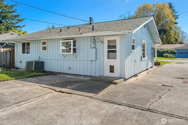 Step right out from the laundry room to the backyard patio—easy access for hanging laundry, hosting a BBQ, or just sneaking outside with your morning coffee. Convenient and low-key charming.