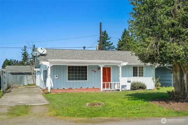 Side driveway long enough for your car, your friend’s car, and maybe even a motorhome (yes, really). Fenced backyard keeps things private—pets, projects, or people, all welcome.