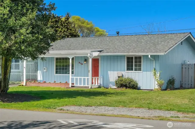 Directly across from Les Gove Park, so your “neighborhood strolls” are basically a built-in lifestyle.