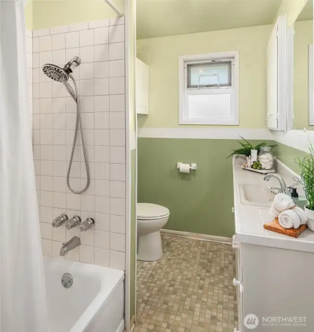 It’s got the essentials—and zero weird surprises. Clean, functional, and just waiting for your HGTV moment. Add a new shower curtain and boom: spa vibes.