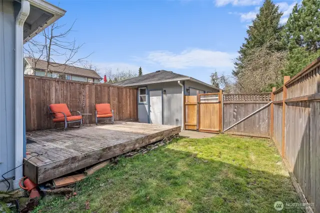 1412 fenced backyard w/ pvt garage access