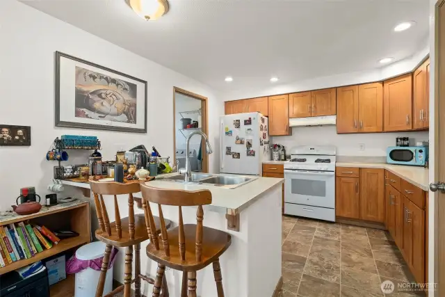 1408 kitchen w/ island eat-in bar seating