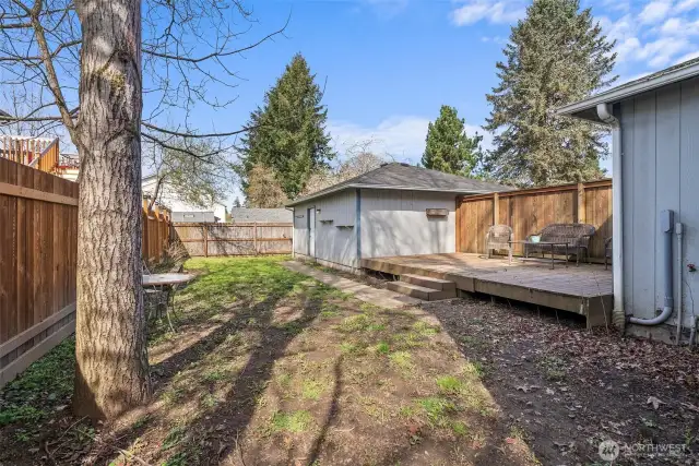 1408 larger fully fenced backyard w/ pvt garage access