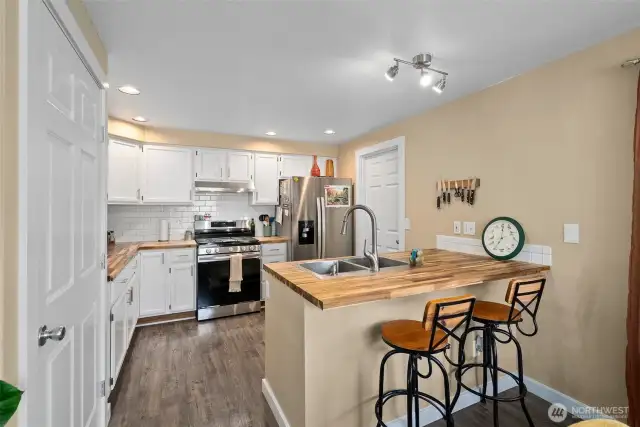 1412 Kitchen w/ eat in bar