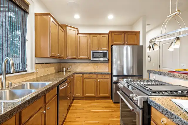 High-end appliances, featuring a dual fuel range (gas cooktop/electric oven).