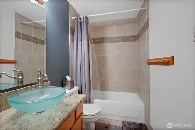 Main bath w/tile tub/shower