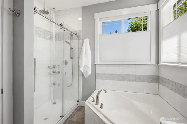 Lovely tiled shower/tub.