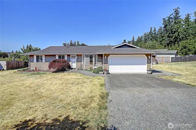 Welcome home to this fabulous Onamac rambler with double lot and great beach community!