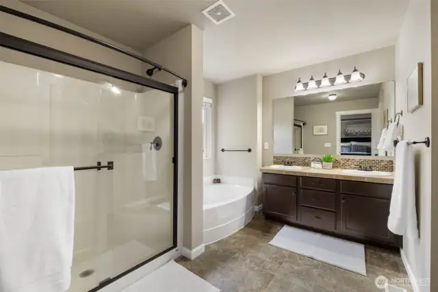 Primary En-Suite Bath
