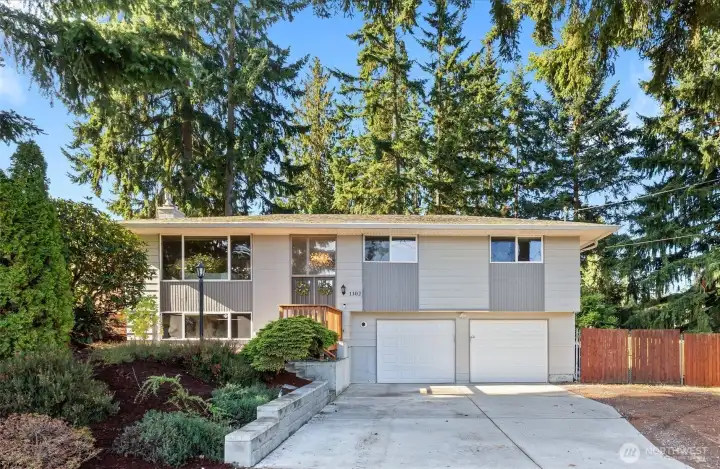 Welcome home to Silver Lake!