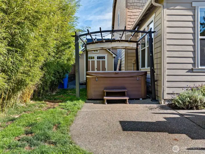 Hot tub with pergola