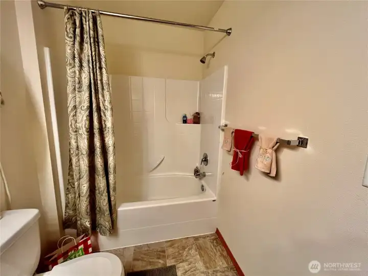 Upstairs Full bathroom