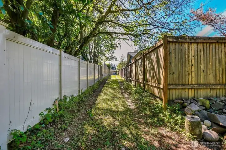 10' Width Drive provides Legal Access to property.