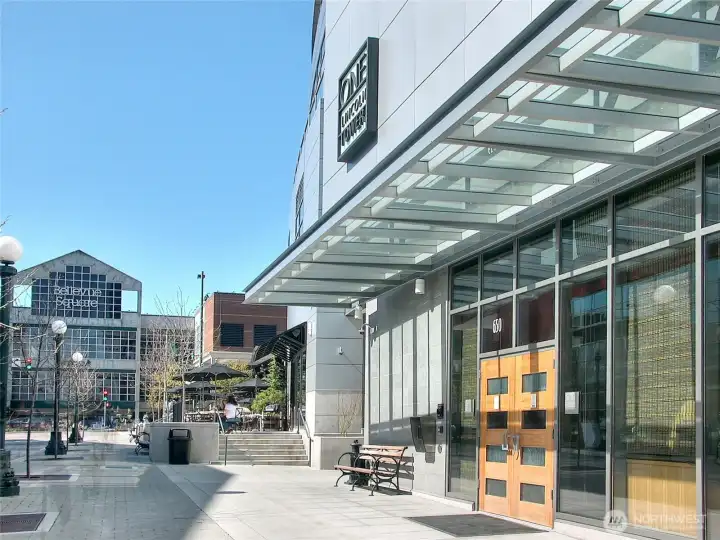4 major skybridges link One Lincoln Tower to Bellevue Square, Lincoln Square North, Lincoln Square South & Bellevue Place, creating easy walkability to the best malls, shopping, restaurants and bars! Multiple transportation options within steps.