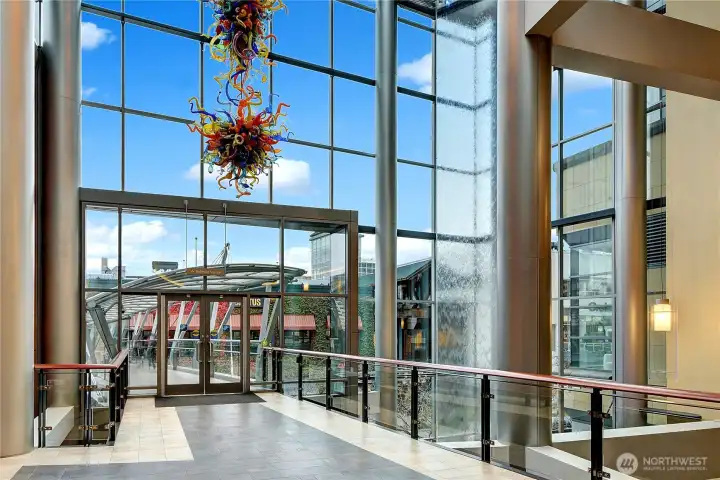 Lincoln Square North at The Bellevue Collection has a varied mix of restaurants, Cinemark movie theater, Lucky Strike Bowling Lanes & Arcade, Forum Social House with Topgolf Swing Suites, The Container Store and more!