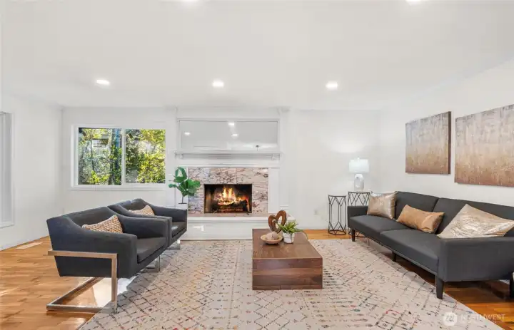 Large living room w gas fireplace