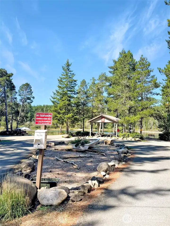 Lake area entrance from the road with a nice overview of the area.
