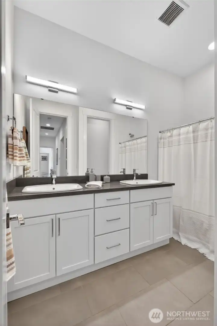 Main bath with double sinks