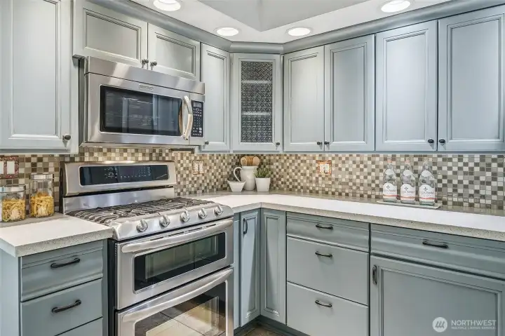 Lots of storage, counterspace, gas cooktop, double oven for the chef in all of us!