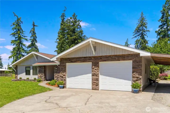This solid 1977 home offers convenient one-level living. Easy to build a ramp up to the front door! This solid 1977 home offers convenient one-level living. Easy to build a ramp up to the front door!