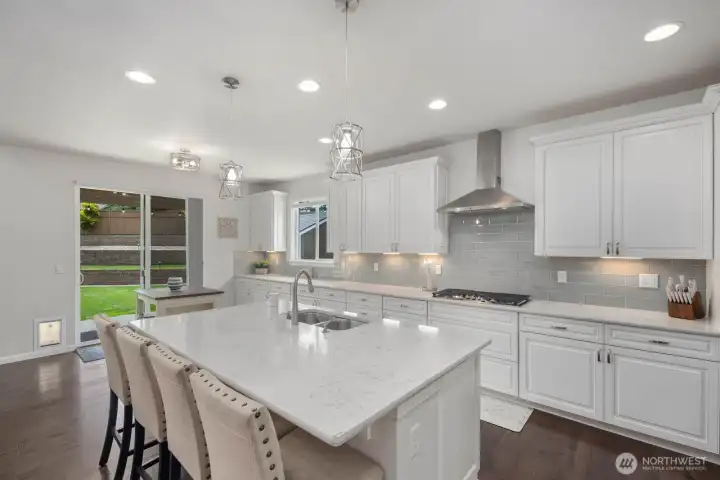 ome kitchens end up becoming the busiest room in the house. Looking at this one, it's easy to see why.
