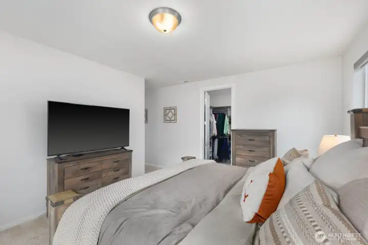 Designed with comfort in mind, the primary suite combines generous space and a calm atmosphere that makes it easy to unwind.
