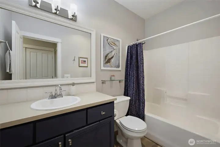 Full bath in the hall