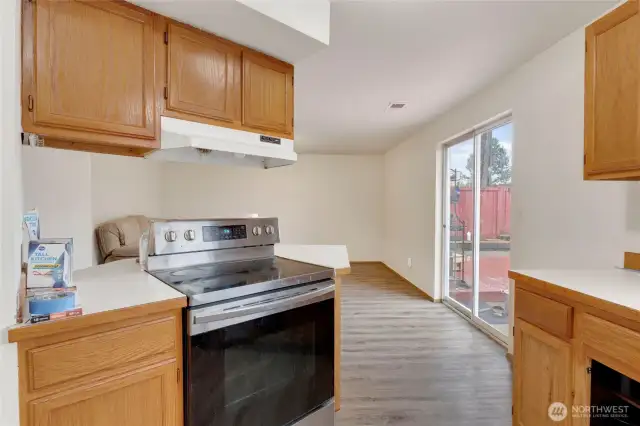 Another view of the Kitchen, all appliances stay.