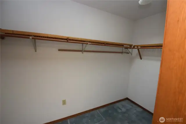 walk in closet primary bath