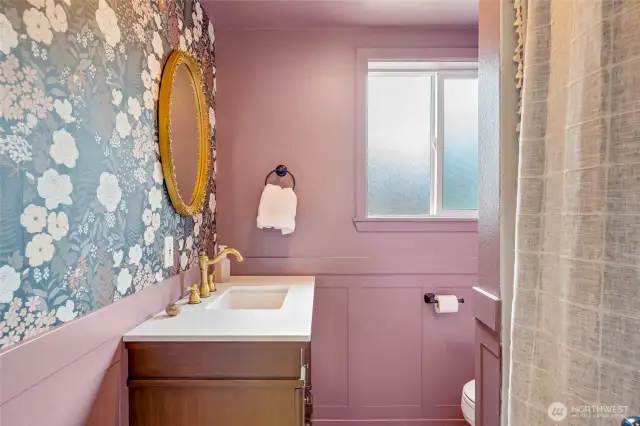 1st Floor bathroom w/a walk-in shower