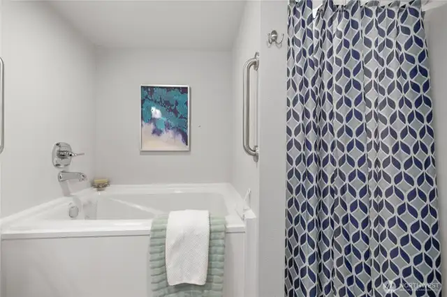 Look at that soaker tub!! Shower behind the curtain