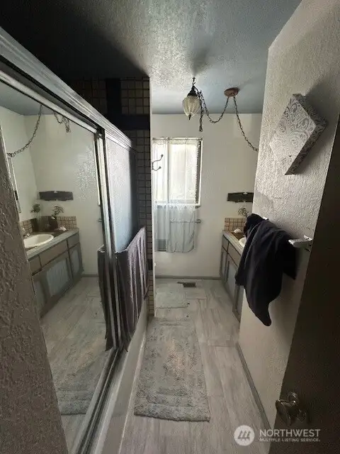 Full secondary bathroom upstairs