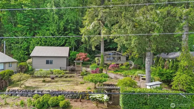 Welcome home! 2/1 cabin, 944 sq ft garage & huge garden area!