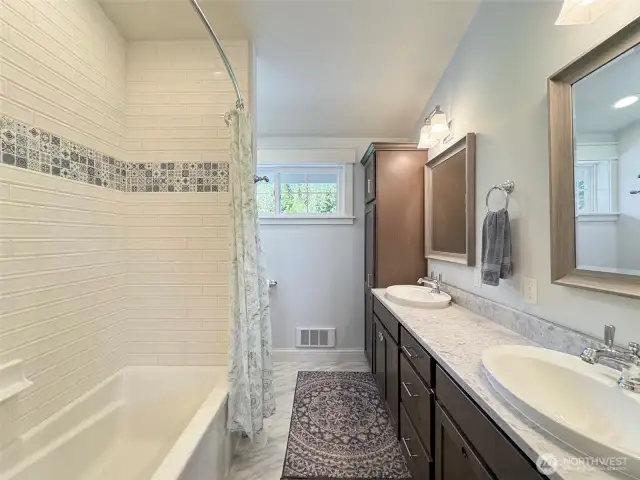 Upstairs full Bathroom