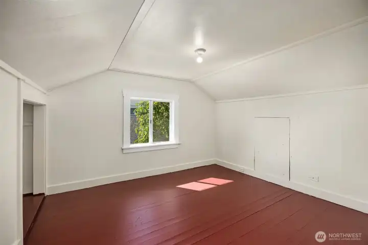 1st upper level bedroom (nonconforming)
