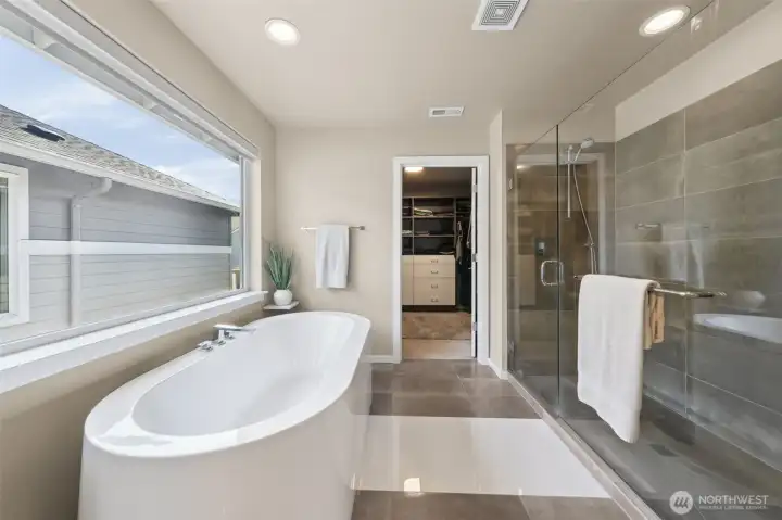 Look at that bath tub!