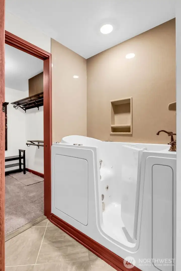 Accessible tub