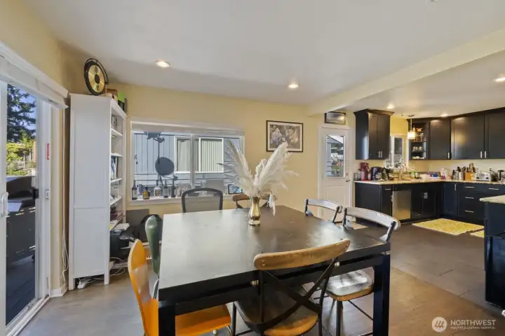Open concept kitchen - dining area